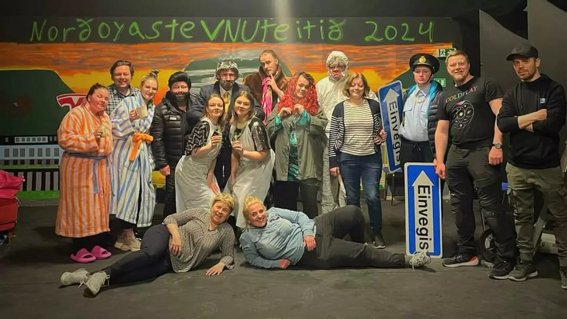 Norðoyastevnuteitið 2024. Skuldi onkur ikki kent hann aftur, so er blaðstjórin á Norðlýsinum nr. 4 frá vinstru, og liggjandi til høgru sæst leikstjórin, Noomi Reinert.