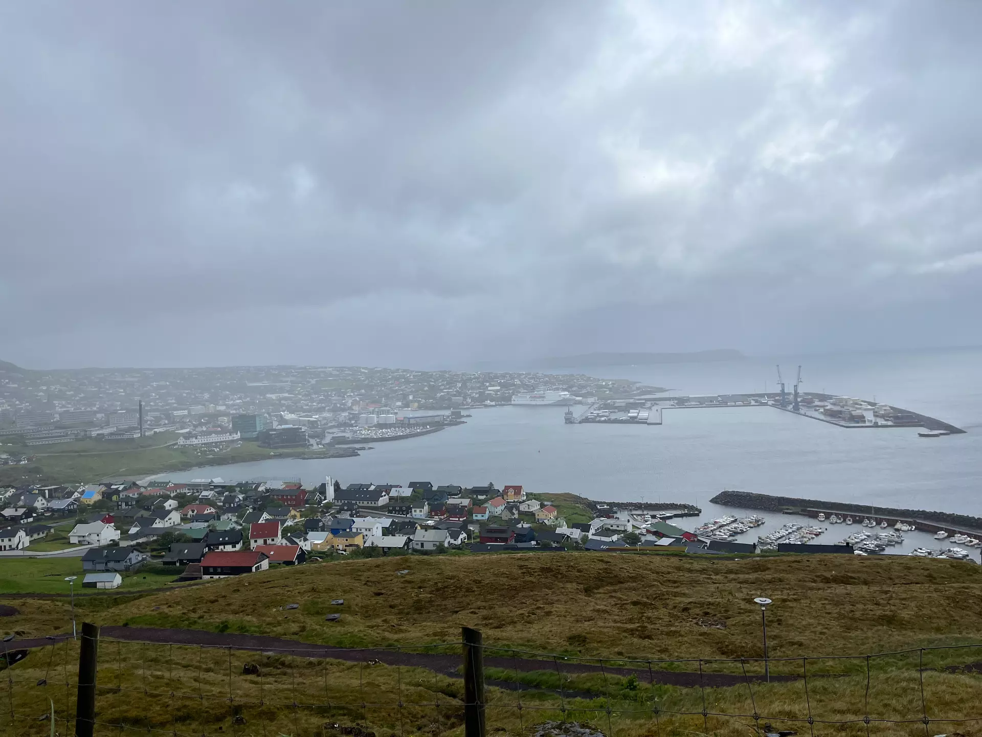 Regn í Havn, avmyndað av Argjum. Síðstu dagar í mai gingu lágrýstini beint á okkum og lógu her við regni. Tað klára loftið var ikki meir men ístaðin grátt og vátt veður. Mynd: Liljan Midjord