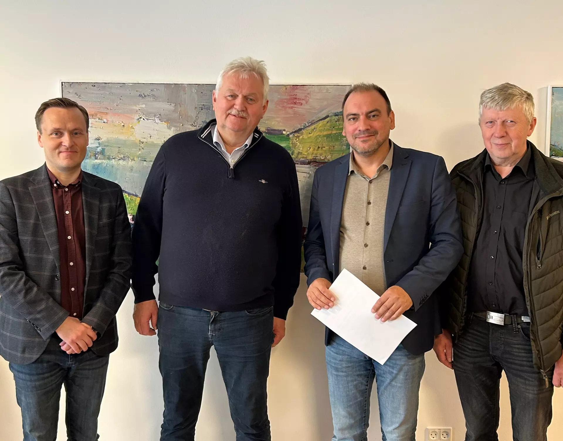 Í samráðingunum hava hesir fýra sitið kring borðið, úr vinstru er tað Stefan í Skorðini, stjóri í Føroya Reiðarafelag, Hanus Hansen, formaður í Føroya Reiðarafelag, Arnfinn Bech, formaður í Maskinmeistarafelagnum, og Regin M. Olsen, næstformaður í Maskinmeistarafelagnum