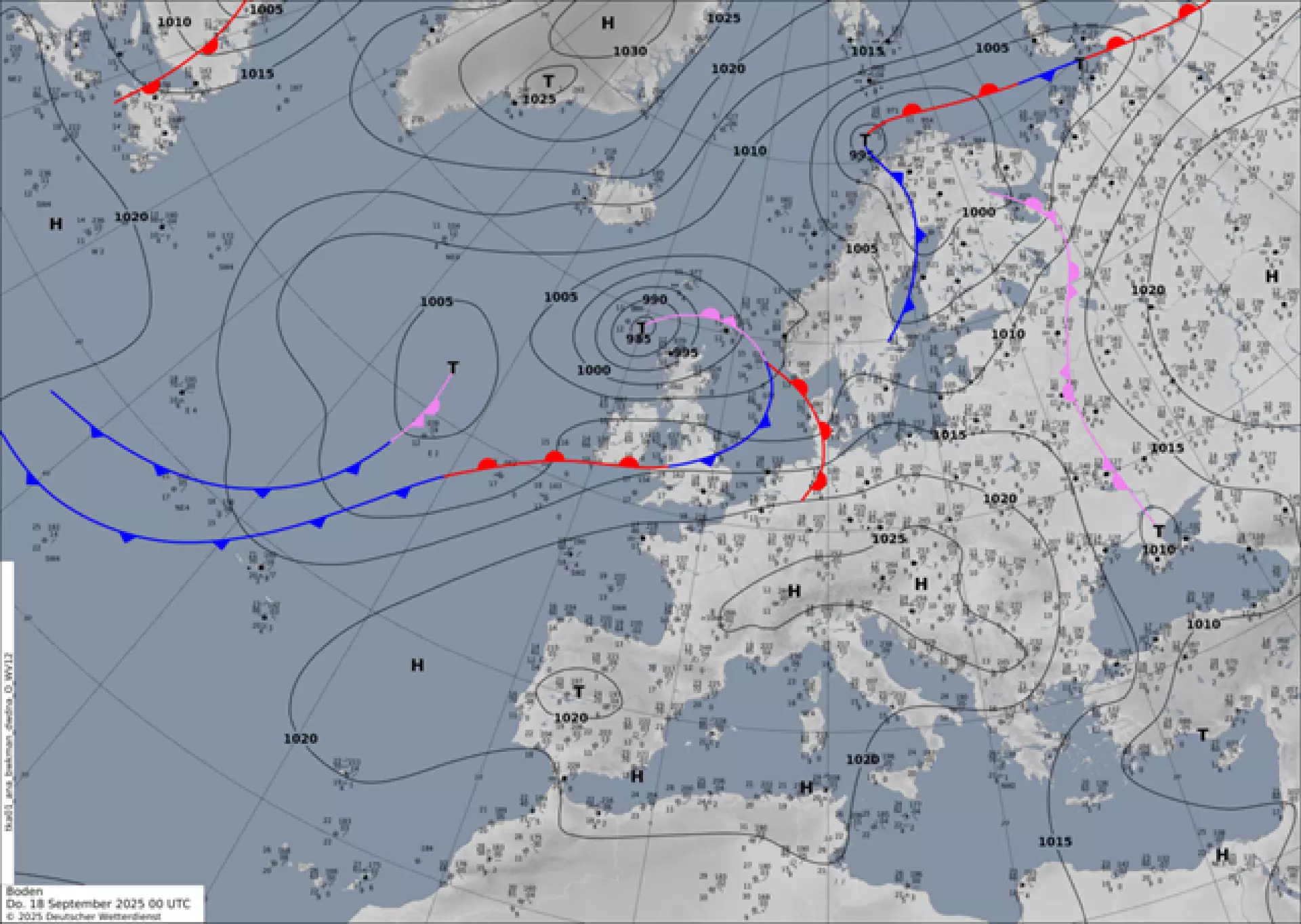 18. september: Eitt lágtrýst, 985 hPa, beint sunnan fyri Føroya Banka fer í eystan beint sunnan fyri Føroyar og hevur við sær regn og vind í Føroyum og Skotlandi hendan dagin.