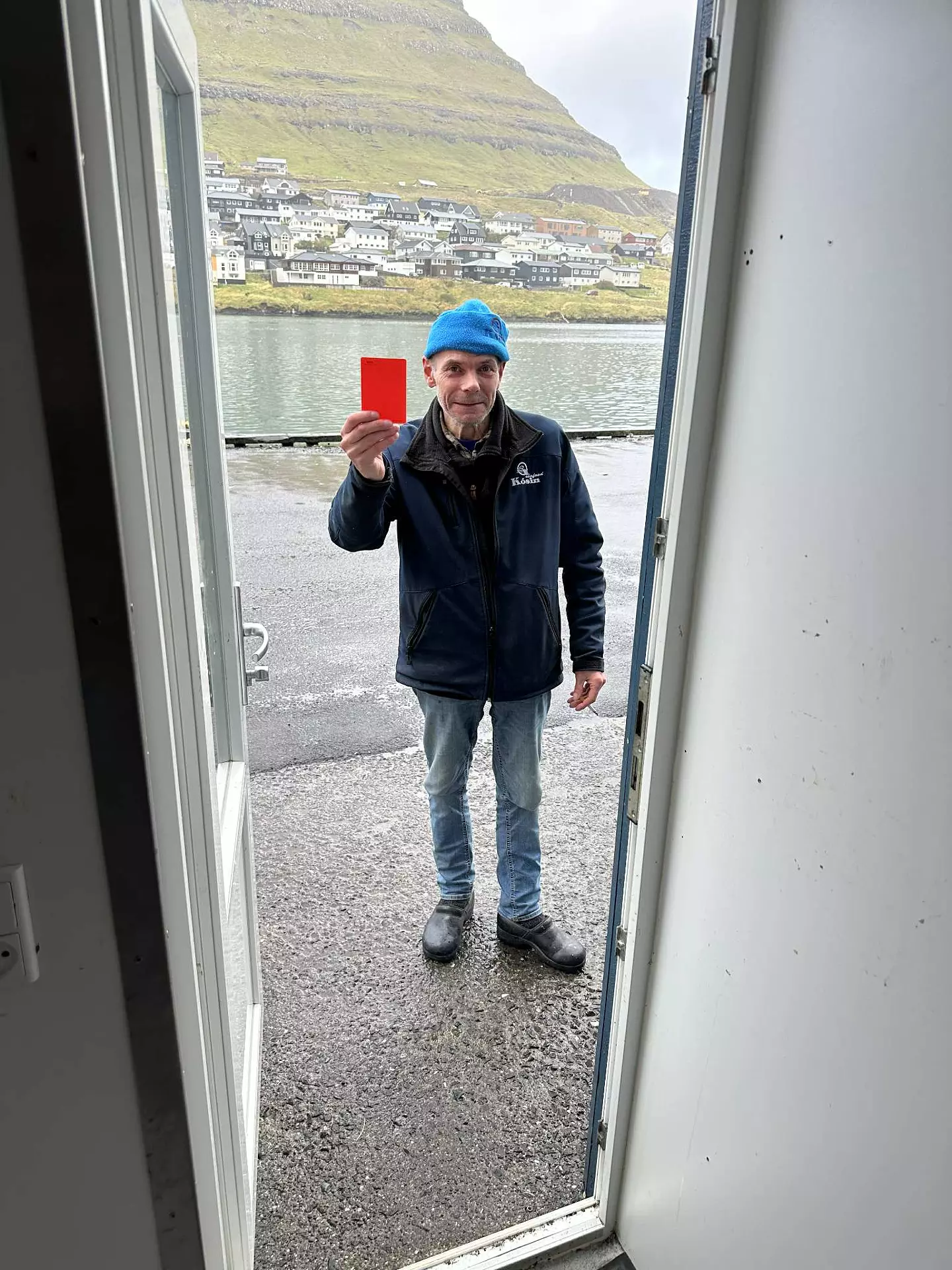 Niels Olaf við reyða kortinum. Hann sigur at Páll fer at signerað kortið