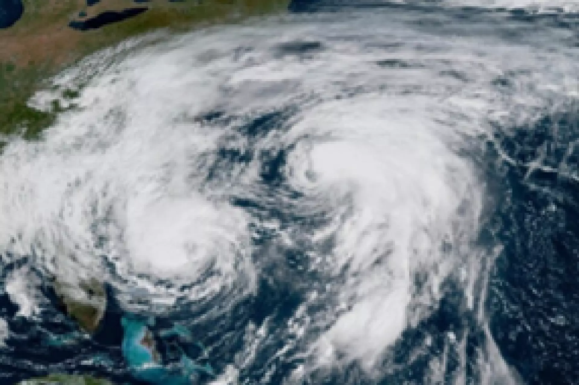 Tvær tropiskar ódnir á somu mynd. Tað hendir viðhvørt. Týsdagin var henda myndin tikin av ódnunum Imelda (vinstrumegin) og Humberto (høgrumegin). Mynd: NOAA via AP.