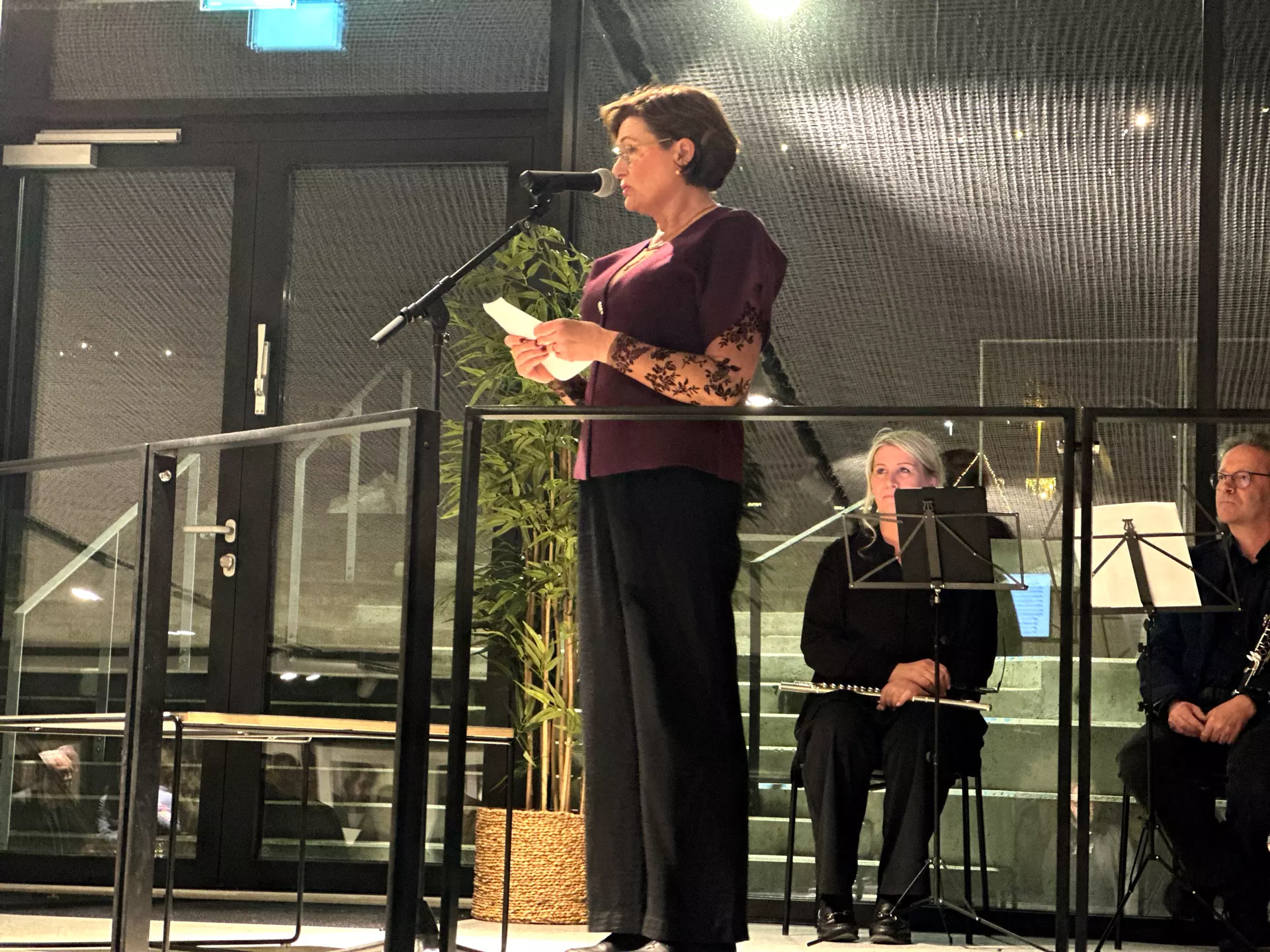 Signhild V. Johannesen ber fram kvøðu