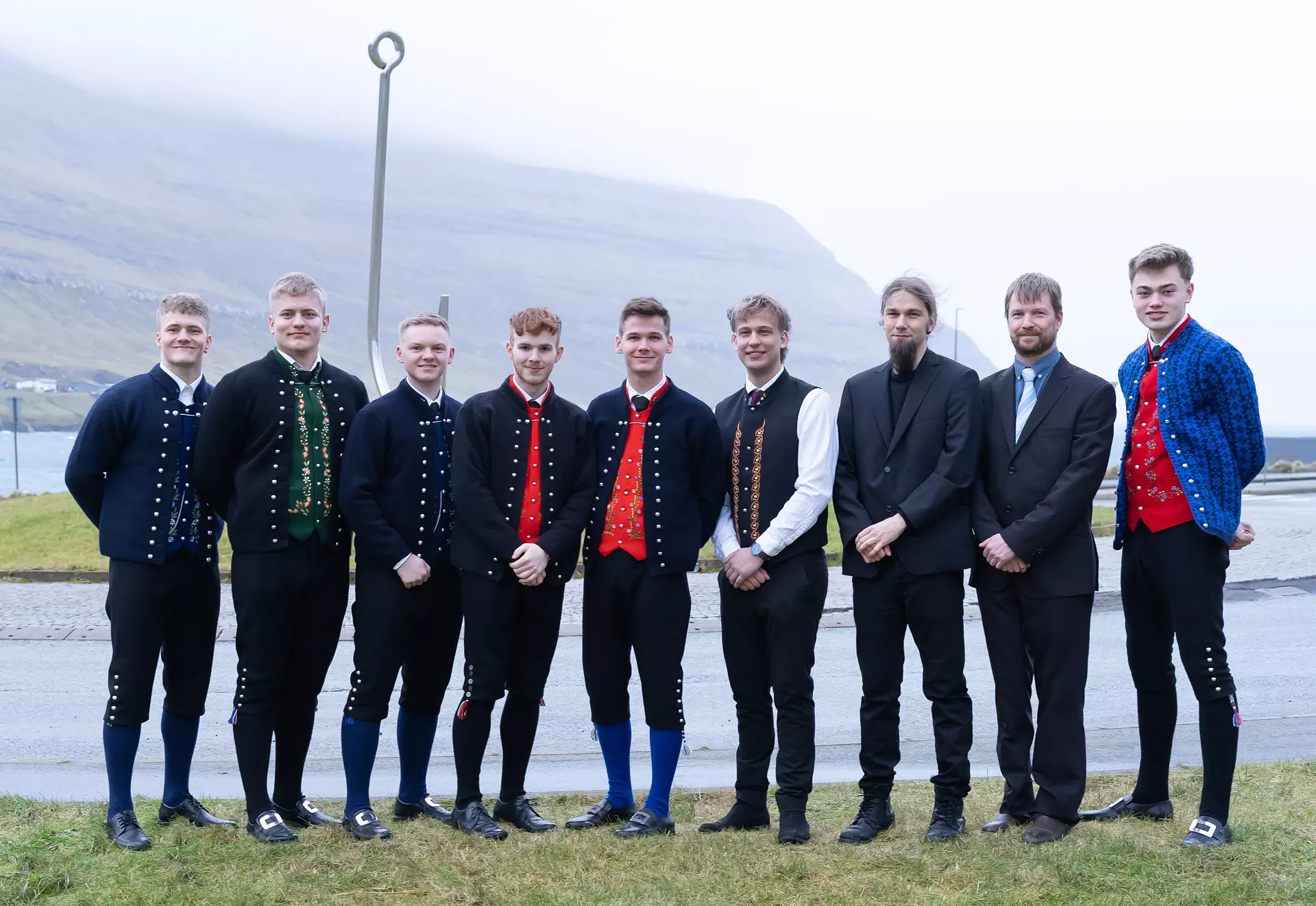 Maskinsmiðir, standandi frá vinstru: Bárður Ljósá Rasmussen (í læru hjá Mest), Dávid Reginsson Rasmussen (Univice), Heini Næs (Klaksvíkar Sleipistøð), Esmar Svøðstein Justinussen (TTS), Dánjal Klæmintsson (KJ-Hydraulik), Svend Davi Bogason Brekku (Mest), Aron Isaksen (Kósin), Finnbogi Poulsen (KJ-Hydraulik), Ísakur Gregersen (Mest)