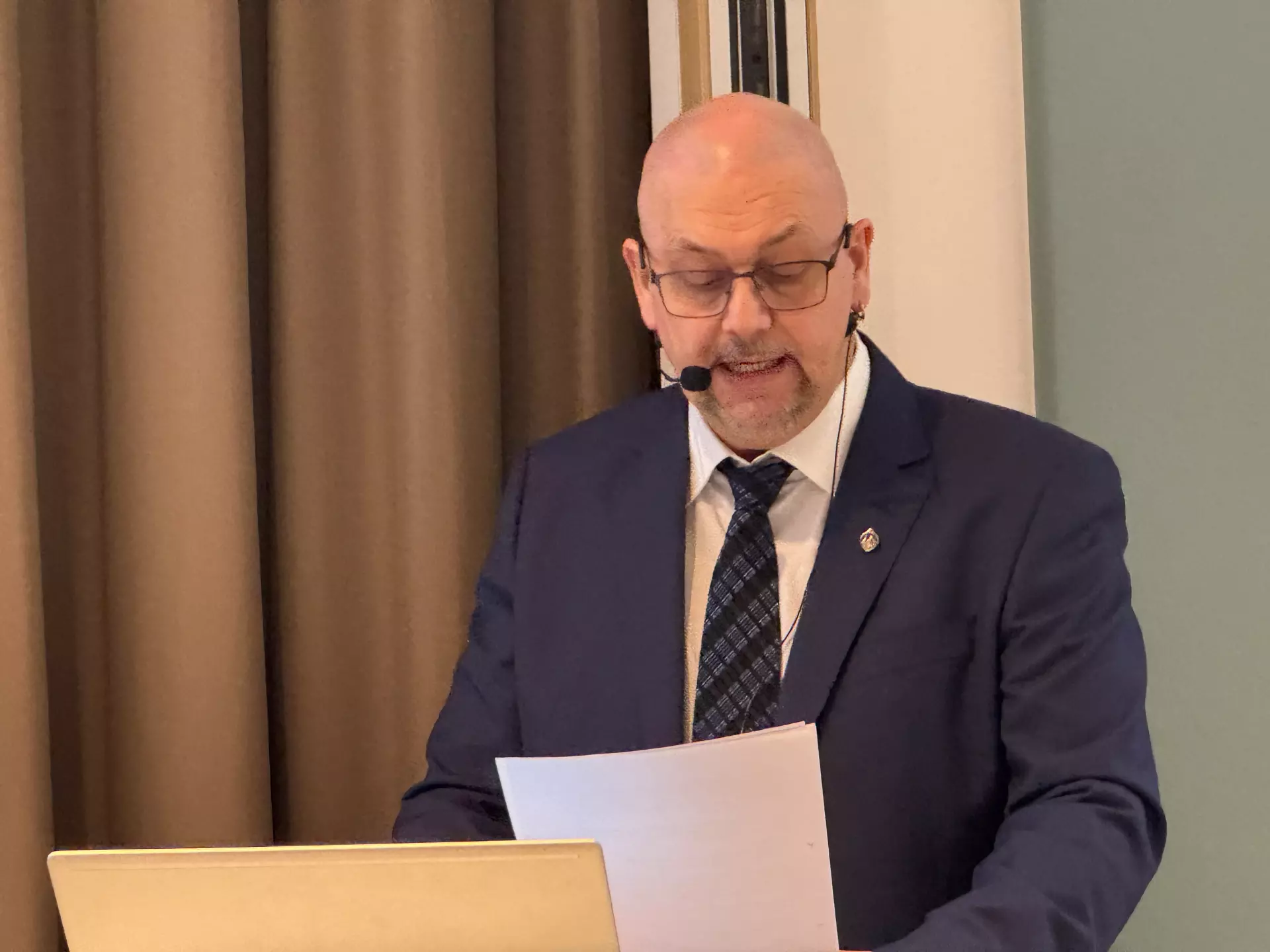 Annfinnur Garðalíð, formaður í Føroya Skipara- og Navigatørfelag, greiðir frá