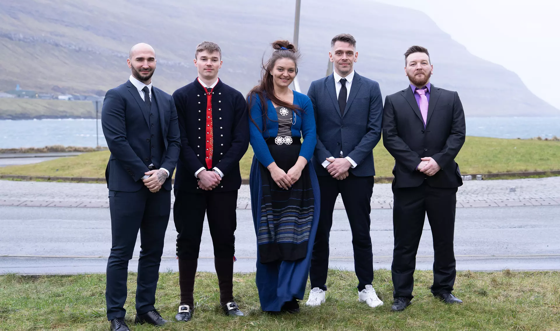 Húsasmiðir, standandi frá vinstru: Pedro Taracon Anton (í læru hjá Búsetur), Milan Fríði Samson (Malltek), Sonja Eliasardóttir Simonsen (Articon), Gudmar Hansen (Byggimeistarin), Bjartur Hansen (Byggimeistarin)