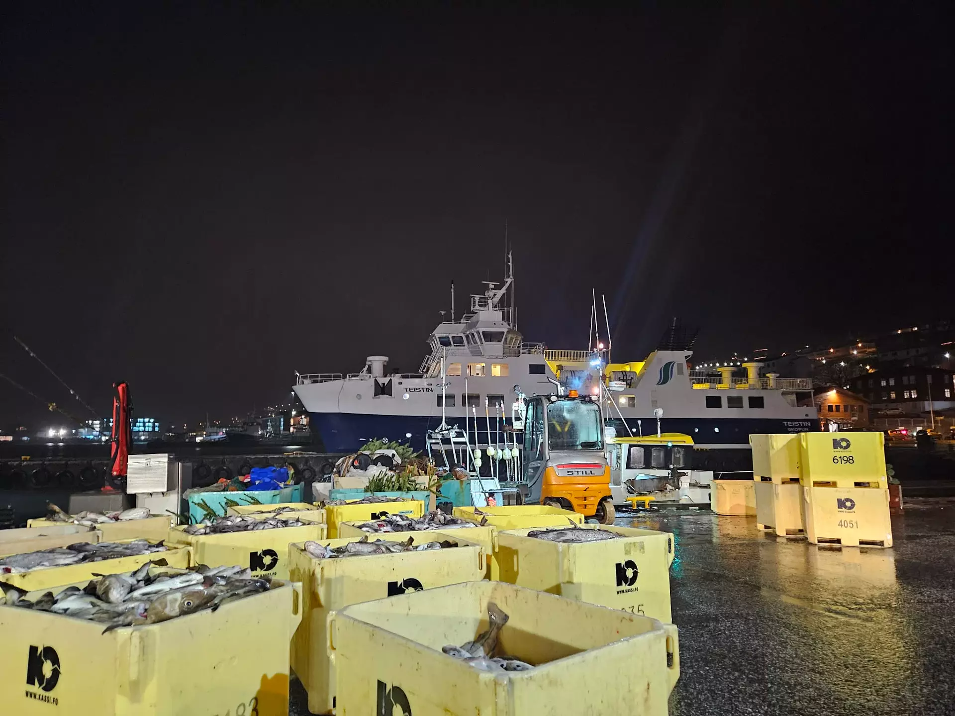 fiskakassar á veg inn á NFCS