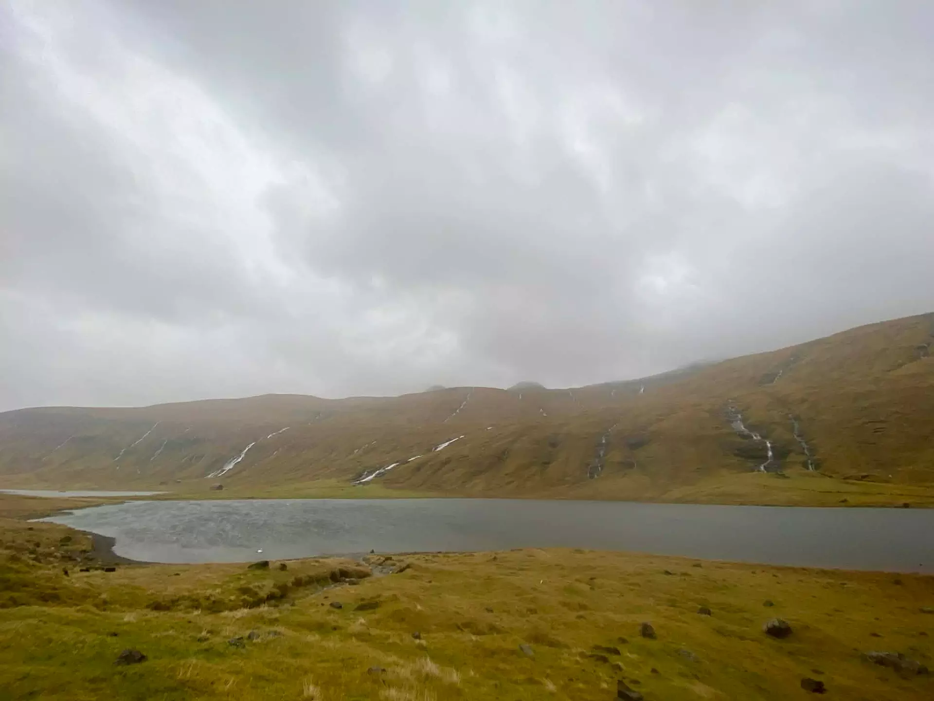 Vanligt veður fyrstu 1½ vikuna av desembur í fjør. Tung regnskýggj og stórar áir. Mynd: Sólja Fríða Jóanisdóttir.