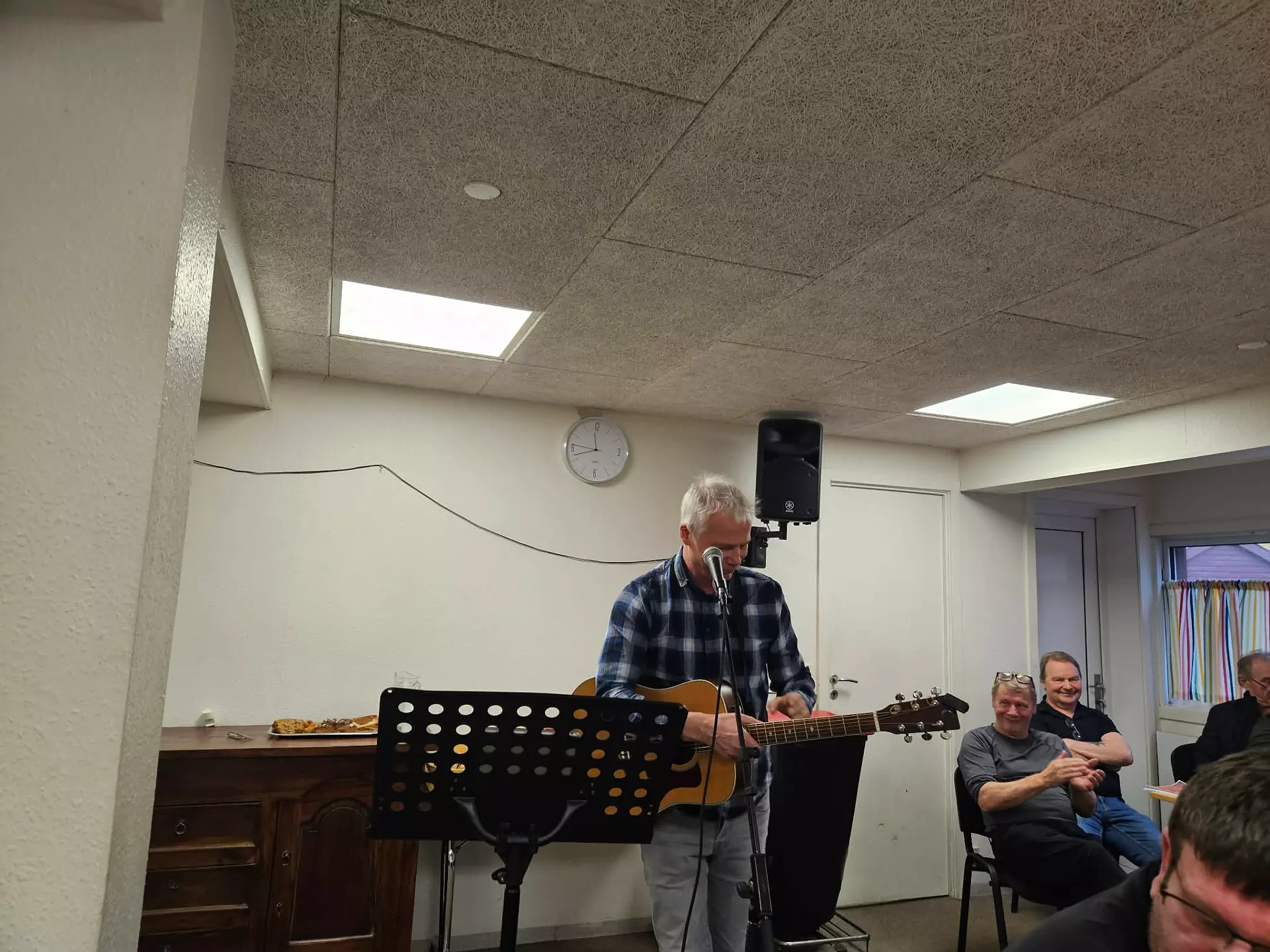 Steintór Rasmussen vitjaði og hann tók guitarin og sang hóskandi sangin - Kaffi