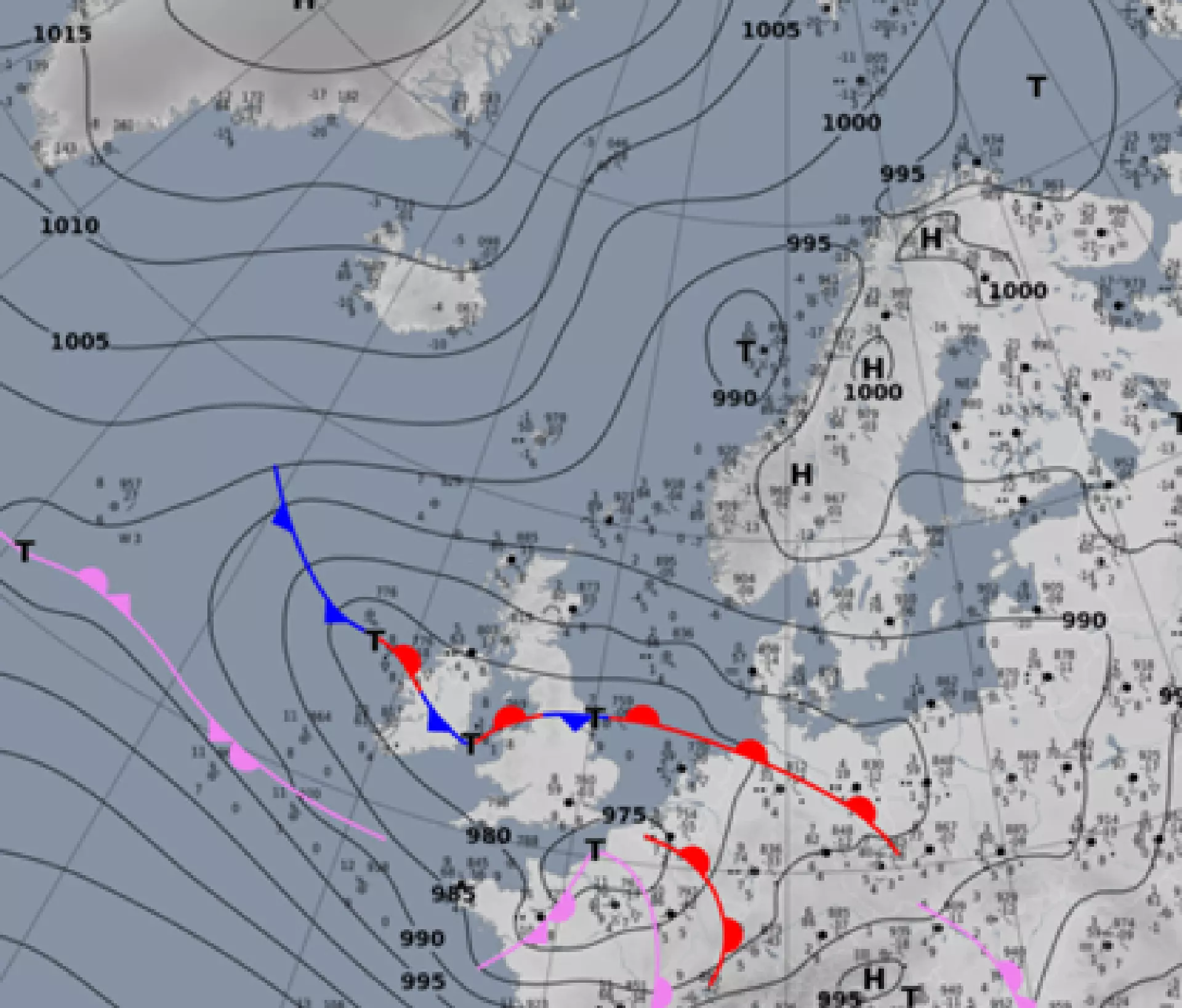 Støðukort 12. februar 2026 kl. 00:00 UTC. Eitt lágtrýst er á veg eystureftir tvørtur um Bretland, ið næstu dagarnar hevði við sær eitt kalt høgættarrák yvir Føroyar. Kelda: Deutcher Wetterdienst.