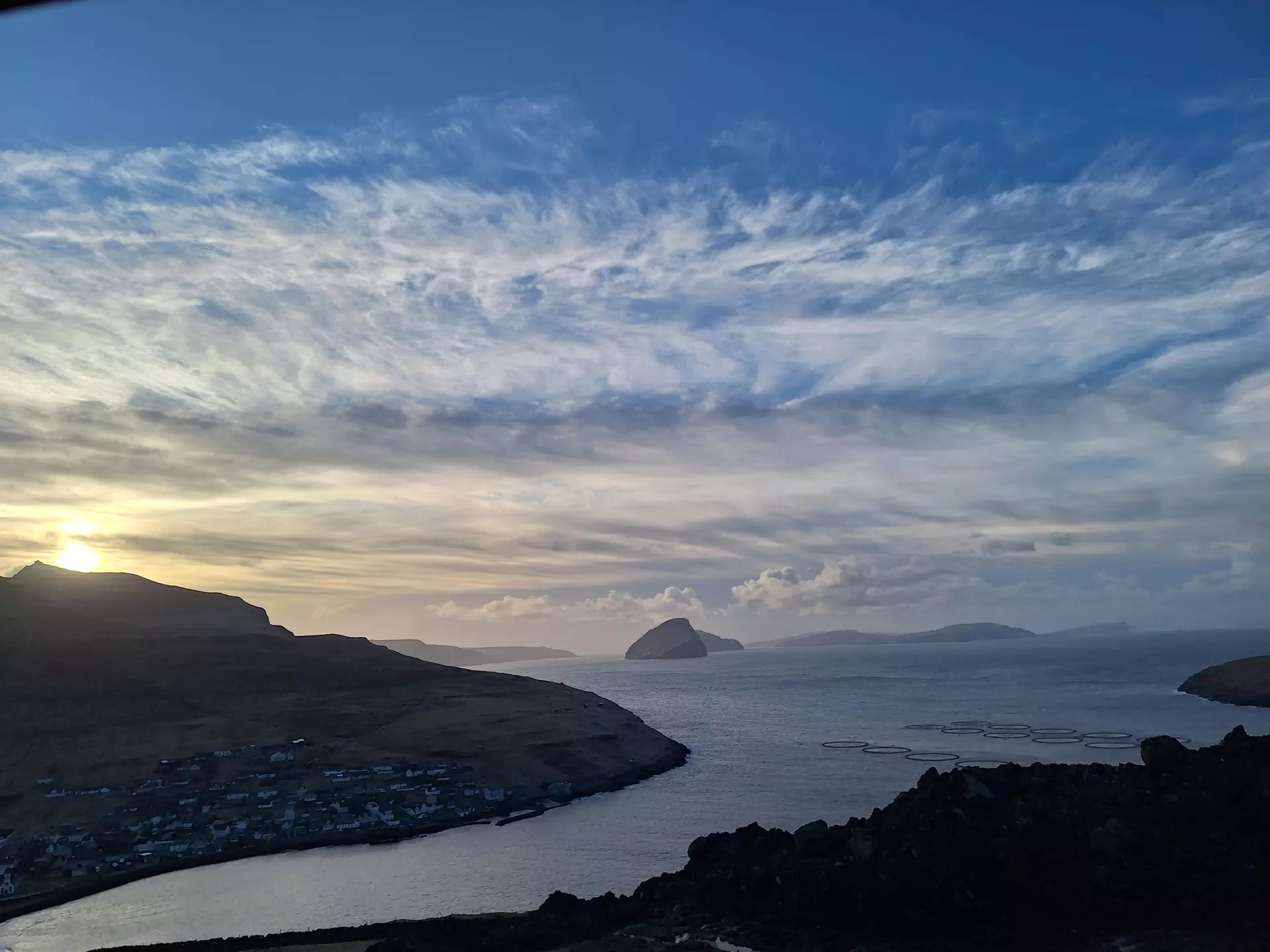 Seinastu vikuna í mars skifti hann millum kaldan útnyrðing við kavaavfalli og lýggjari luft millum útsynning og landsynning. Tað kavaði fleiri dagar, men ikki tað nógva, og hann lá ikki leingi. Hendan morgunin eitt sindur eftir sólarris var frískur vindur upp í strúk av útsynningi suðuri, og skýggj lógu spjødd í øllum trimum hæddunum. Mynd: Sten S. Larsen.