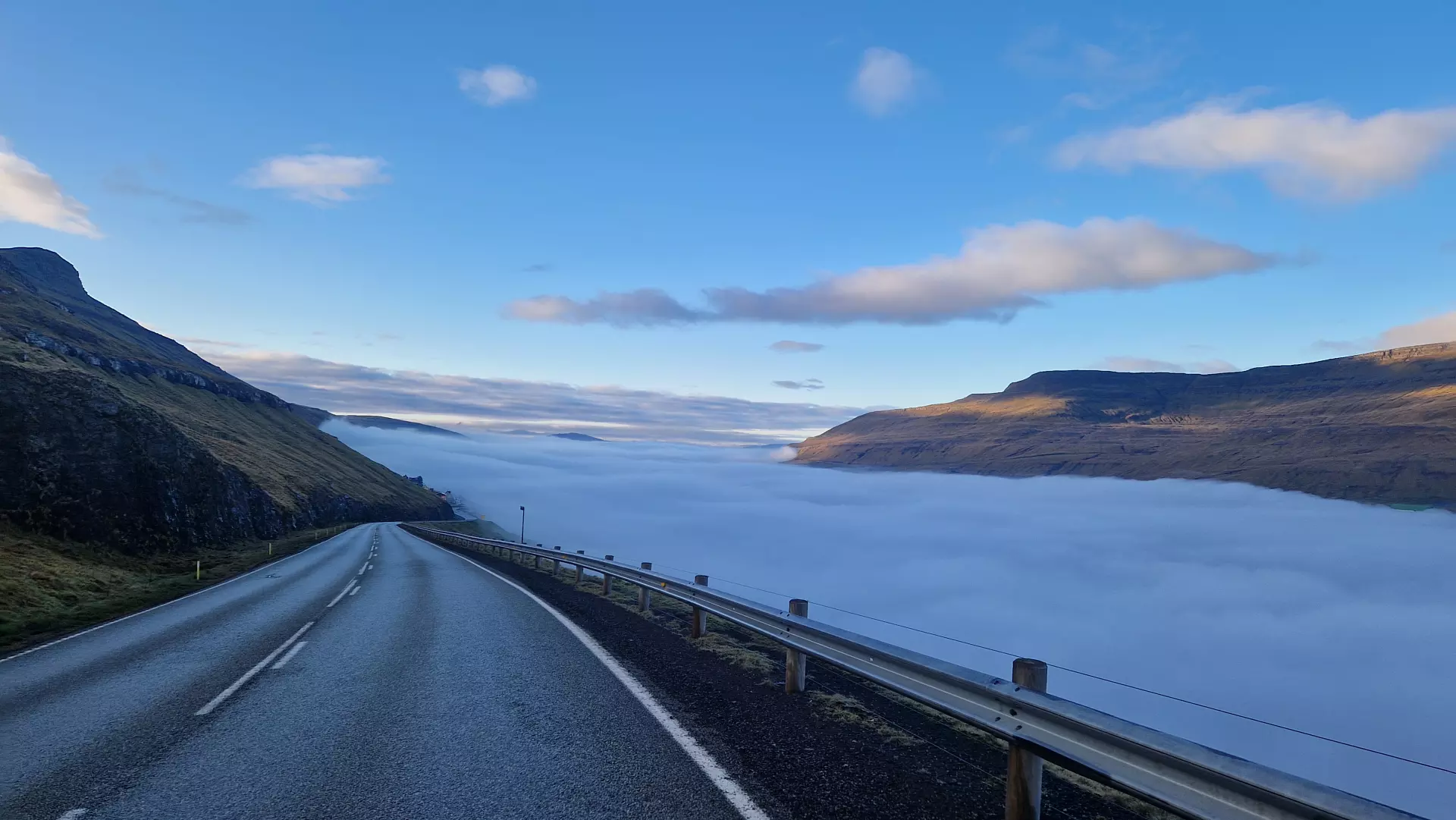 Pollamjørki tíðliga á morgni 27. apríl. Lýggj luft í einum lítlum loti av landsynningi inn á Skálafjørð. Luftin kom av leiðini beint vestan fyri Írland. Havið kølir tað niðasta av luftini, og guvan tættist til dropar niðri við havflatan. Omanfyri er klárt. Støð, ið ikki vendu beint ella næstan beint, ímóti ættini, høvdu ikki mjørka men klárt og gott summarveður. Mynd: Emily á Reynatrøð.