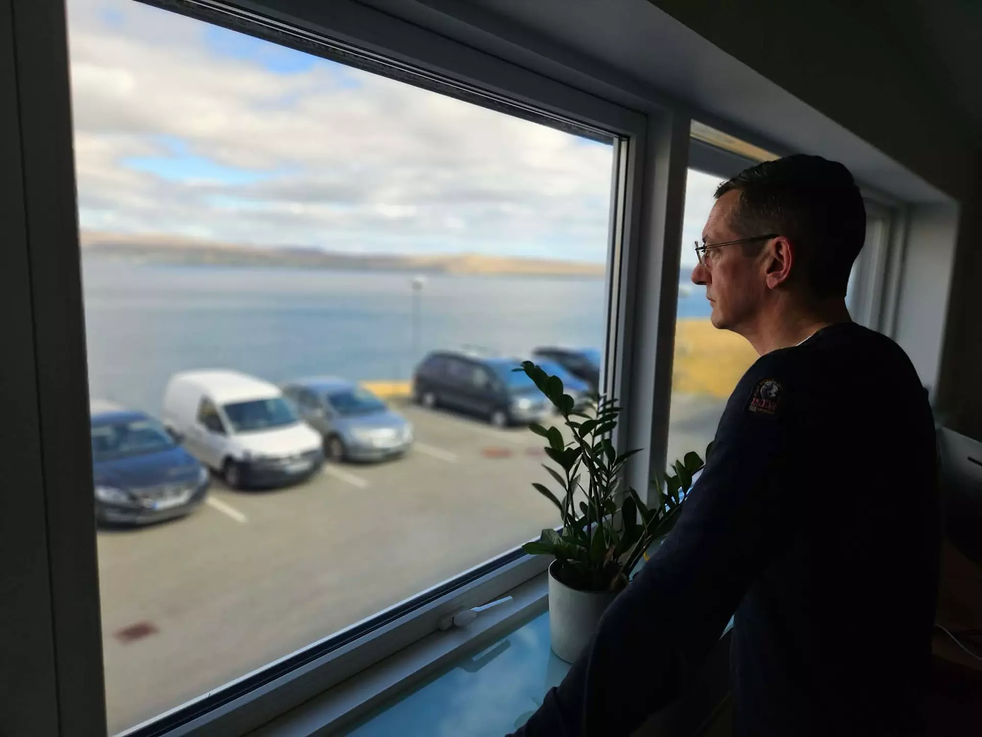 Sunnvard hevur góða útsikt á stjóraskrivstovuni