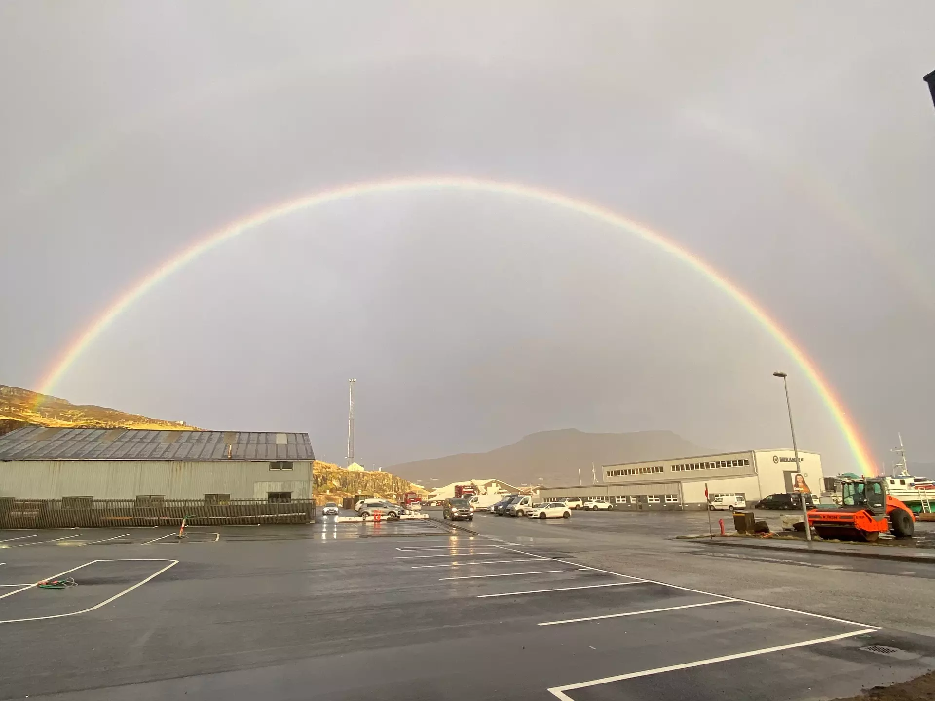 Í 2 vikur ella so lá hann tráur av útsynningi. Brúgvaløgini stóðu í flokk og rað, og ímillum tey var ofta ælaveður. Í drivinum í slavnu luftini sást ofta ælabogin. Hann sæst best undan sólini. Á morgni 10. mars sóust tveir ælabogar oman fyri bryggjuna í Runavík. Tann niðari sæst væl á myndini; tann niðari er nakað kámur. Mynd: Jákup Martin Jarnskor.