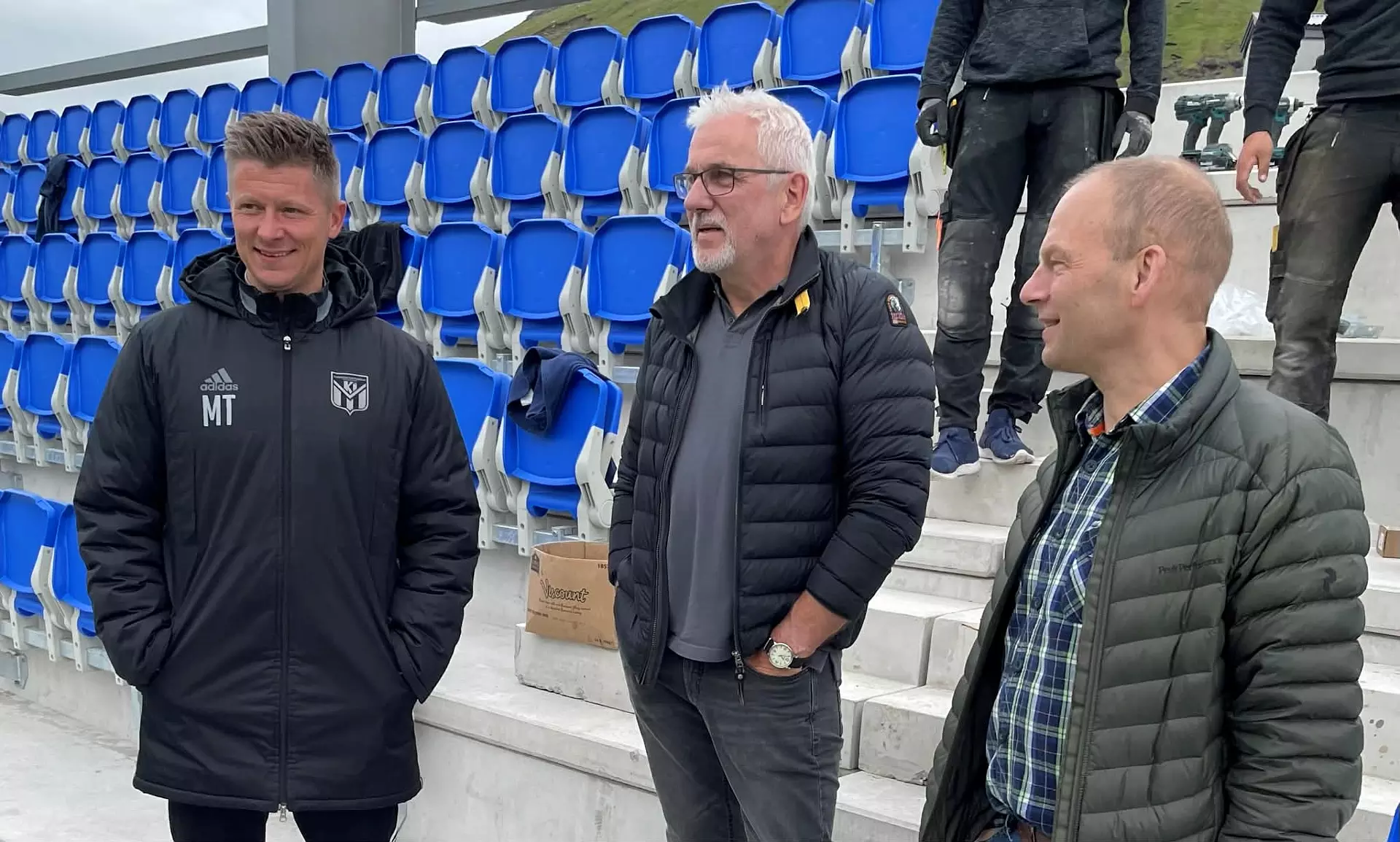 Tríggir lyklapersónar í menningini av KÍ seinastu árini - frá vinstru: Mikkjal K. Thomassen (høvuðsvenjari 2015-2022), Tummas Lervig (KÍ-formaður síðan 2008) og Hilmar Kalsø Danielsen (kassameistari síðan 2015)