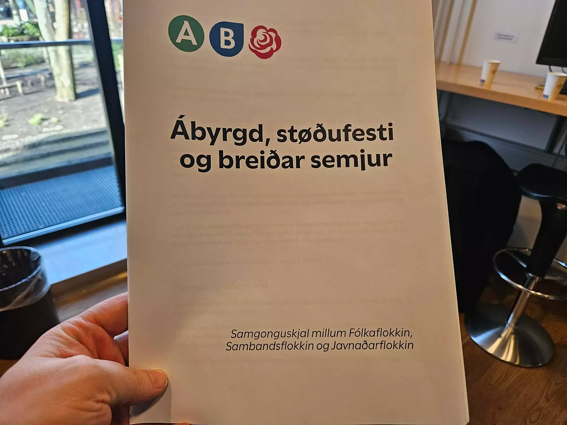 Vit fingu eitt eintak av samgonguskjalinum og fara at nærlesa tað komandi tíðina