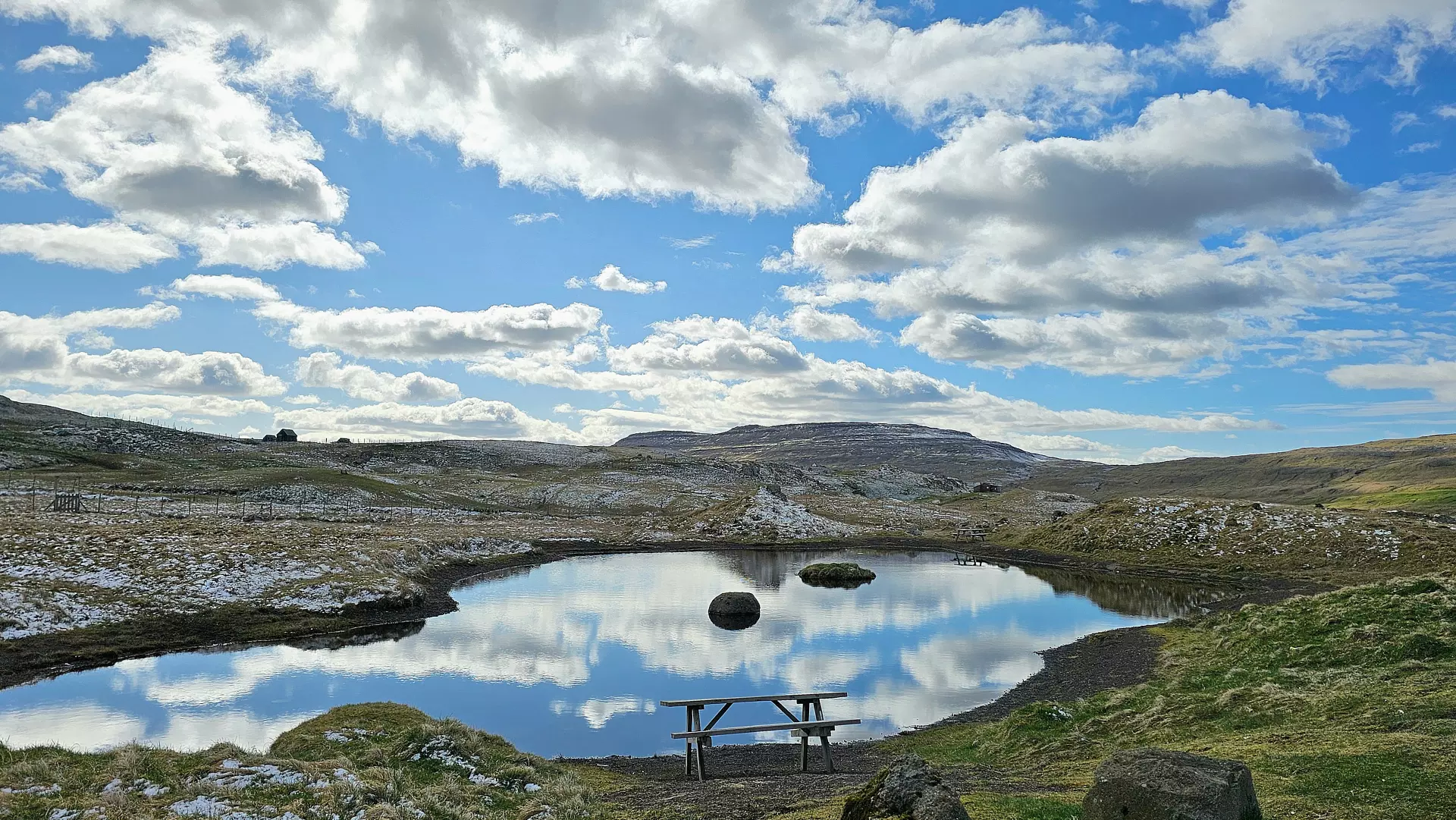 Hvítt og vakurt í Havnadali mánamorgunin 4. mai. Tað var liðugt við várlýkkuni, men barometrið var enn høgt, og luftin nokkso klár. Bert spjaddir smábøklar, men eisini onkur størri við kavaavfalli. Dagarnir eftir hetta var skýloftið skiftandi millum smá- ella hálvskýggjað og samdrigið og tjúkk skýggj, sum hingu lágt og høvdu nakað av avfalli við sær, vátakava ella regn. Mynd: Sigurd Andreasen.