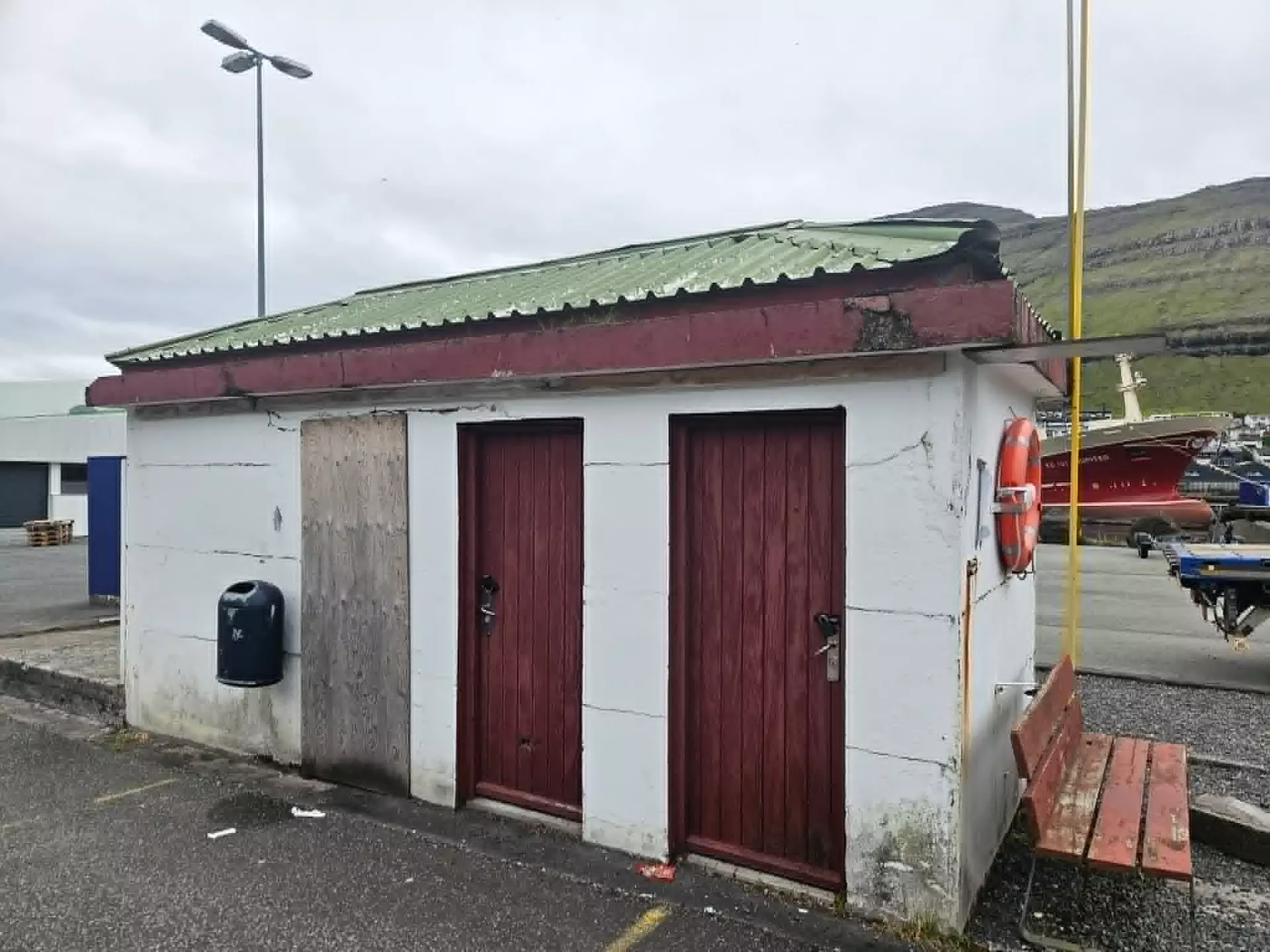 Tað hevur ikki borið til at kasta sær av vatninum í pisshúsinum í langa tíð