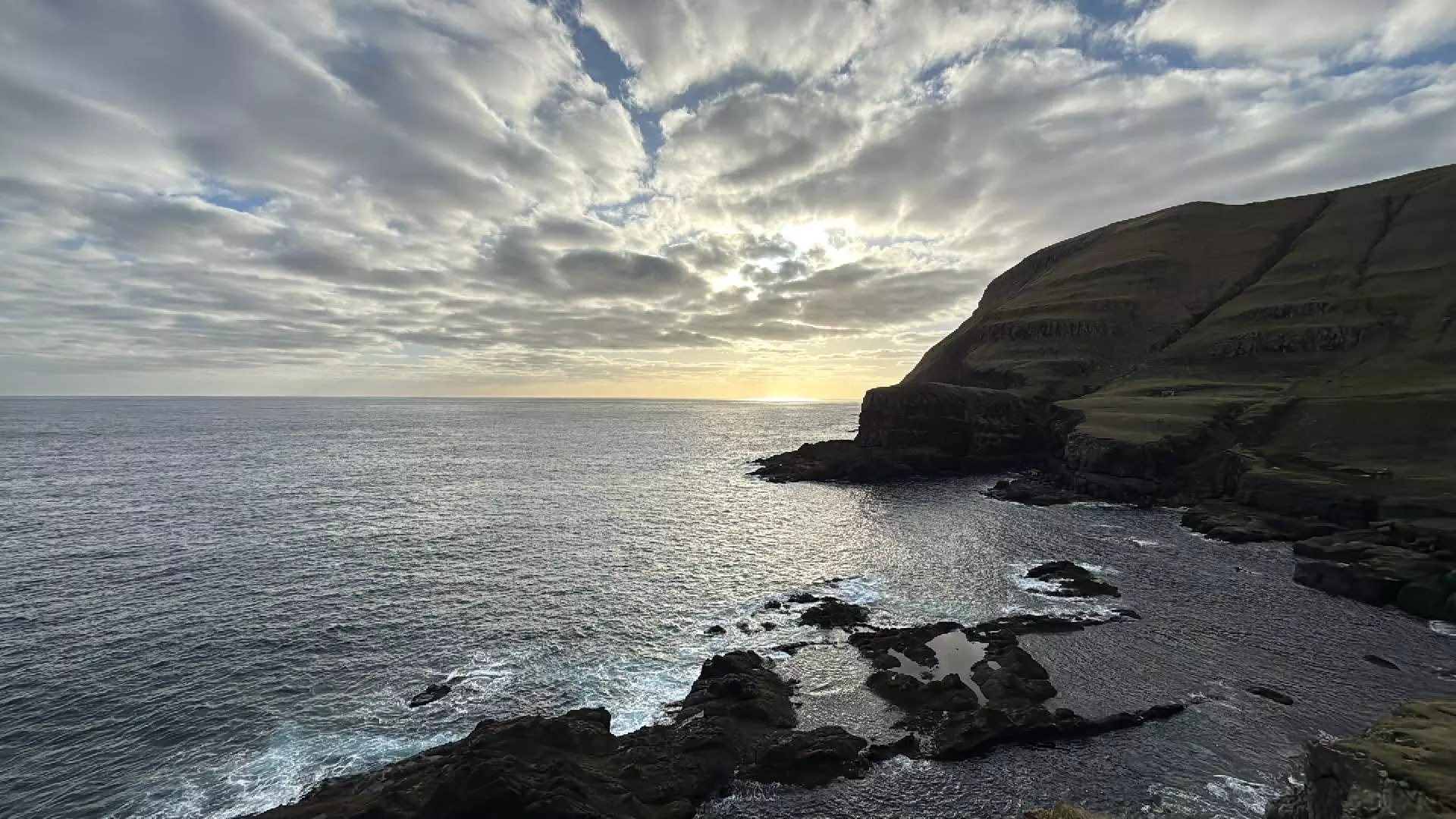 Góða hátrýstveðrið helt sær nakrar dagar inn í mai. Nógvar góðar løtur í sólarrisi og sólsetri, sum her leygarmorgunin 2. mai var vestri á Eiðinum í Vági. Tað var eitt lítið lot av útnyrðingi. Tað kølnaði eitt sindur í øllum landinum eftir hetta, og í støðum kavaði eitt sindur. Lambaspræna fingu vit ikki, men eitt sindur av ternusnerti. Mynd: Finn Johannesen.