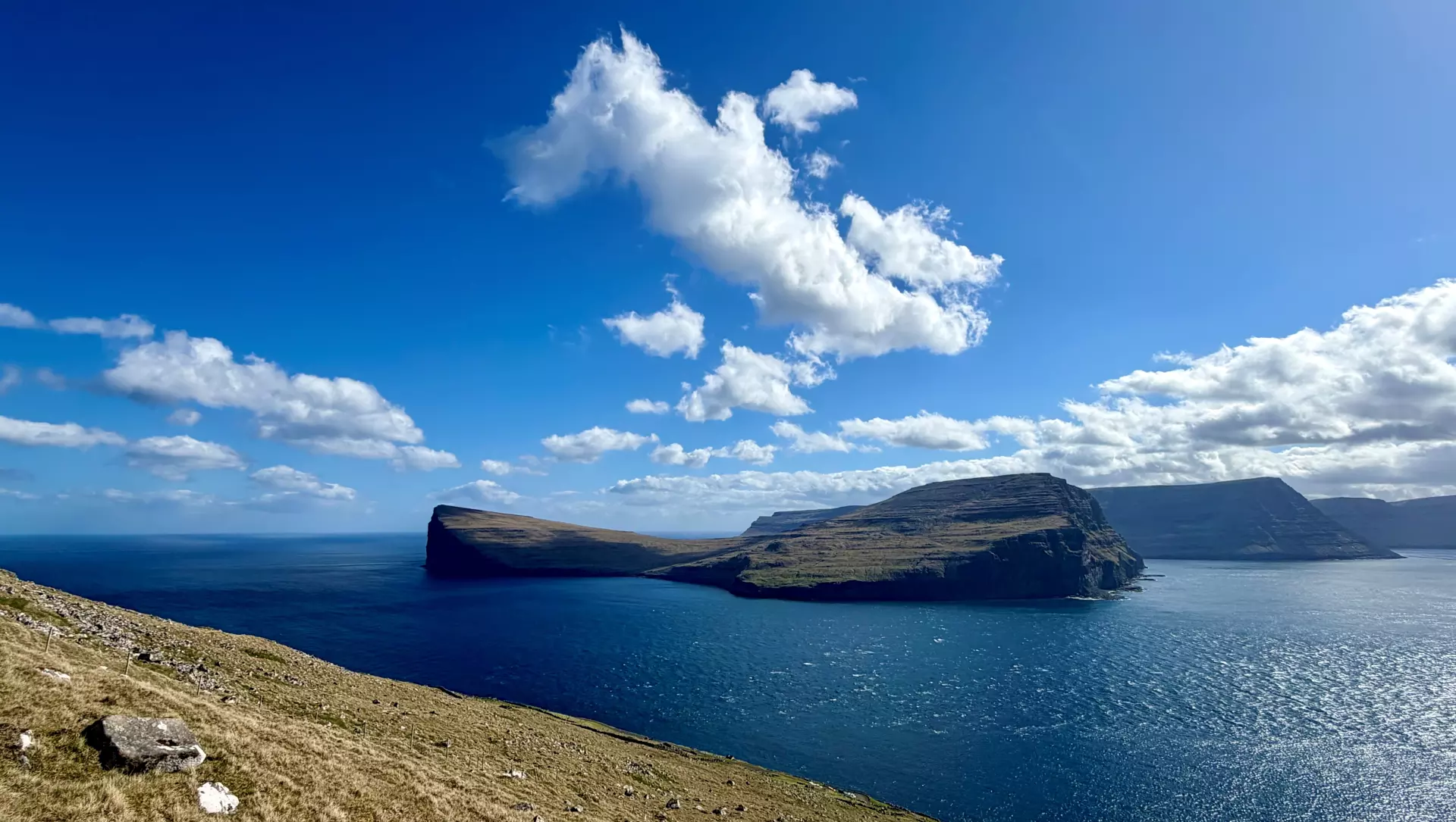 Vit høvdu hátrýstveður nakrar dagar fram ímóti mánaðarskiftinum. Seint seinnapartin týsdagin 26. mai var eitt frískt lot av útsynningi vestri. Á Kirkju var veðrið gott við bláum himli og nógvari sól. Útsynningur er besta ættin á Kirkju, og útsynningur vestan líka góð. Vestfallið er skotið frá, og tað er stilt fram við landi. Mynd: Gurið Lómfelli.