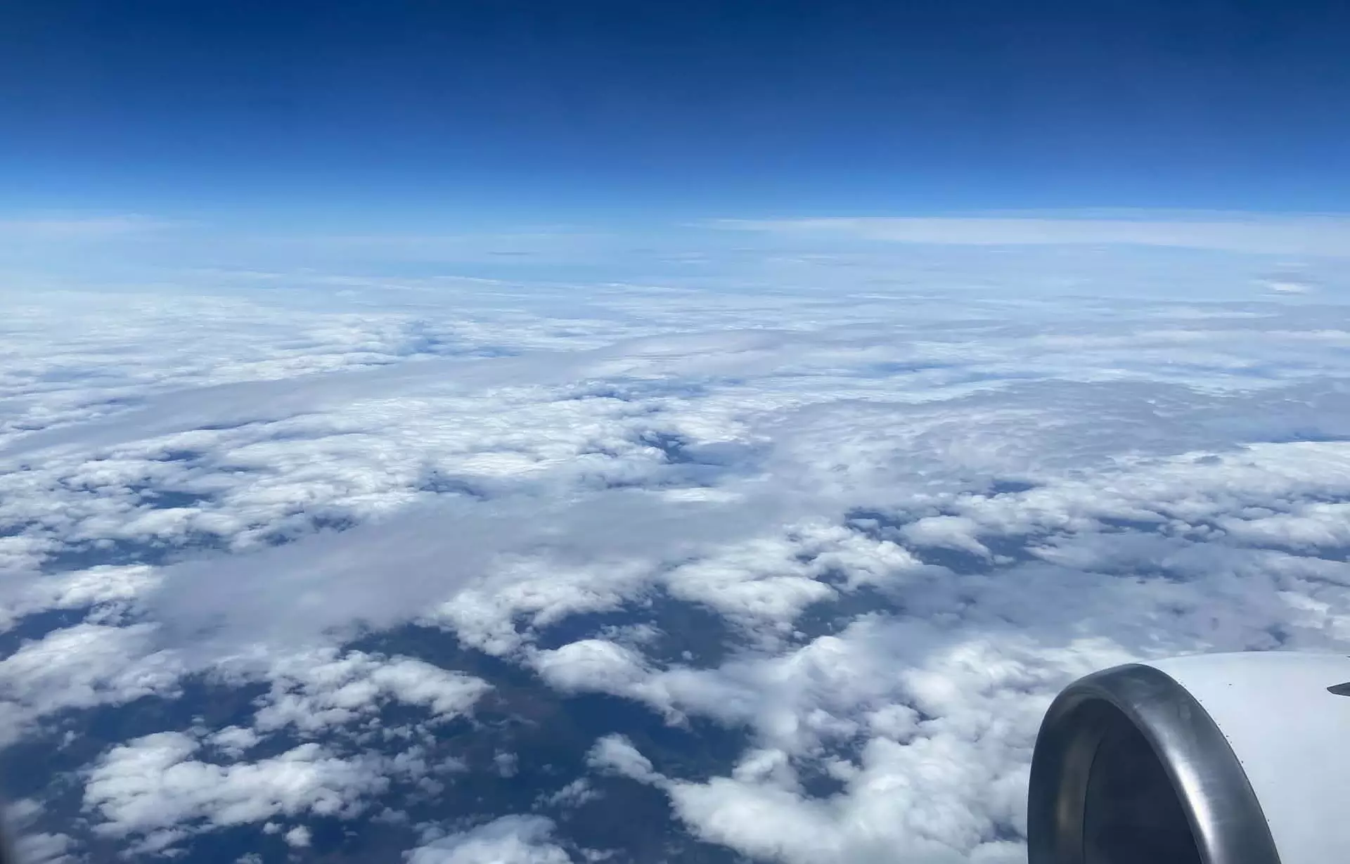 Mynd 2 – 45 minuttir eftir fráferð, og Norðurskotland var undir okkum. Vit vóru komin suður um luftrákið, sum var ímóti Føroyum. Tað var skýggjað til hálvskýggjað undir okkum við miðalstórum bøklaskýggjum. Sólglottar í Skotlandi og einki avfall.